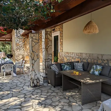 Almyros Garden House * أخارافي